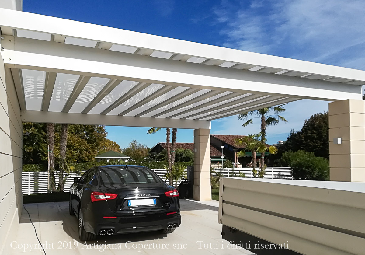 Pergola in legno Classic con profilo perimetrale e grondaia a scomparsa