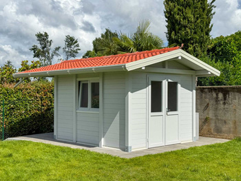 Casetta in legno con copertura in coppo di Francia