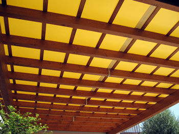 Dettaglio listellatura in legno con telo PVC