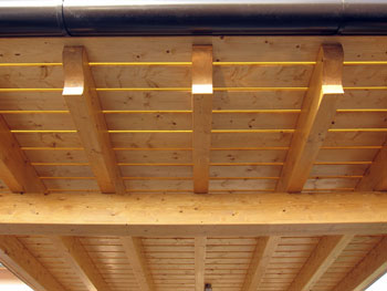 Pergola in legno con copertura PVC su tavolato