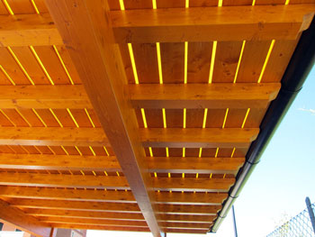 Tettoia con copertura PVC e tavole in legno
