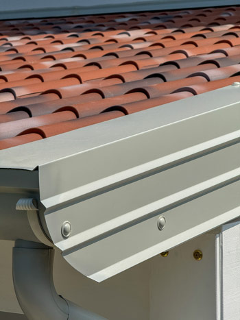 Dettaglio copertura in legno con perlinato, pannello simil coppo e grondaia