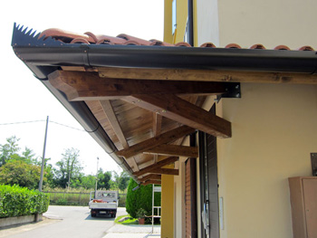 Pensilina in legno con copertura in coppo di Francia