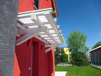 Pensilina in legno con copertura luminosa in policarbonato opale sistema Polyx