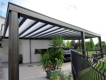 Copertura in policarbonato compatto per una pergola Cube