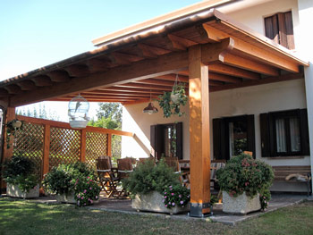 Pergola addossata per zona pranzo