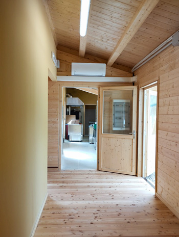 Interno con copertura in legno con perlinato, pareti e pavimento rivestiti in legno