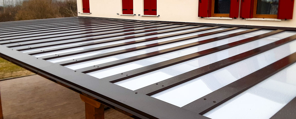 Copertura in policarbonato compatto con sistema Polyx