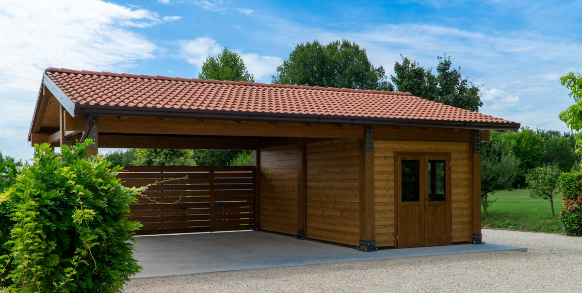 Copertura per tettoia in legno con perlinato a vista e tegole marsigliesi