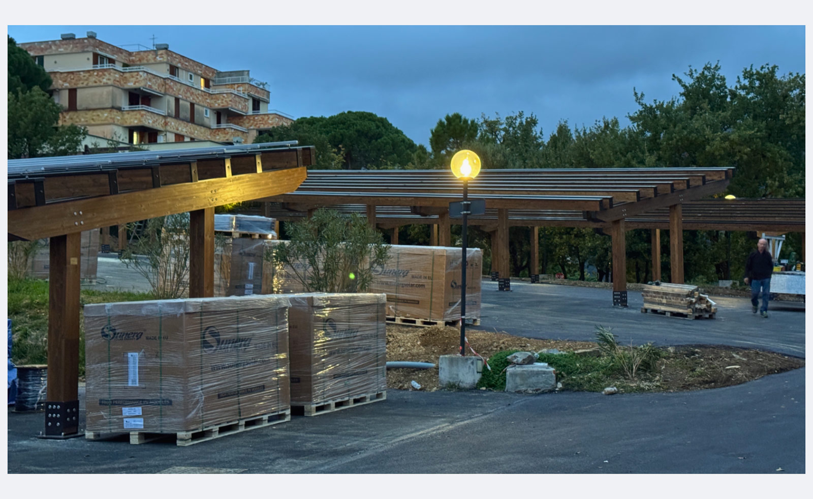 Cantiere per la realizzazione di strutture in legno su misura durante la fase di montaggio