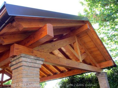 Struttura con capriate - pilastri in pietra