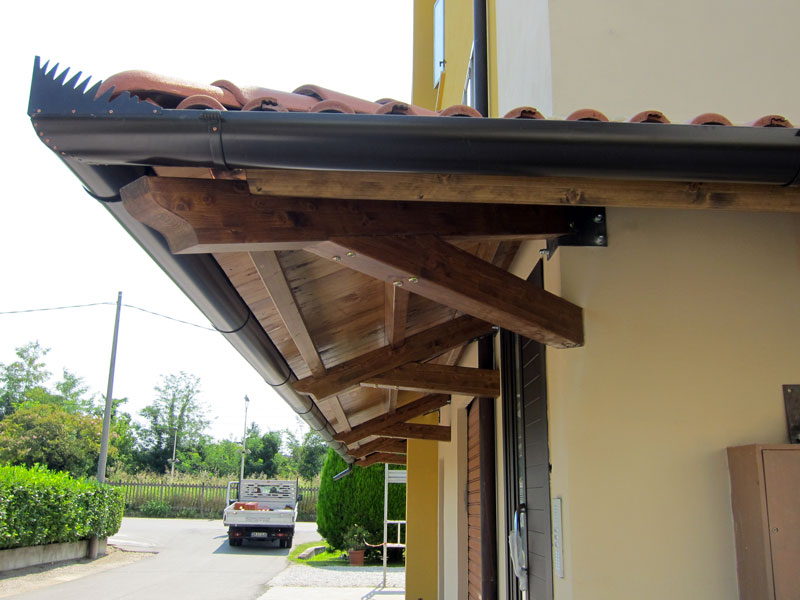 Pensilina in legno Classic su misura per ingresso