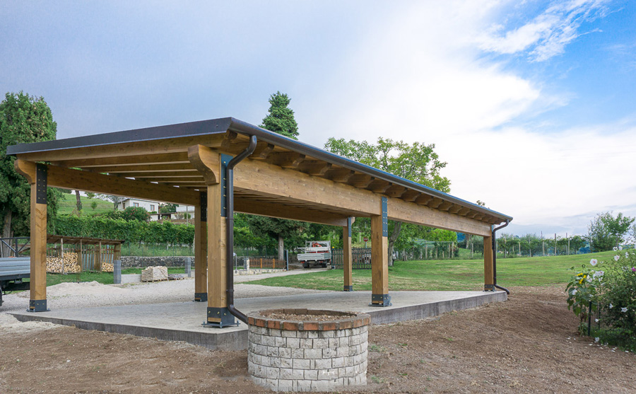 Carport in legno Classic: copertura auto con struttura in legno lamellare e copertura inclinata