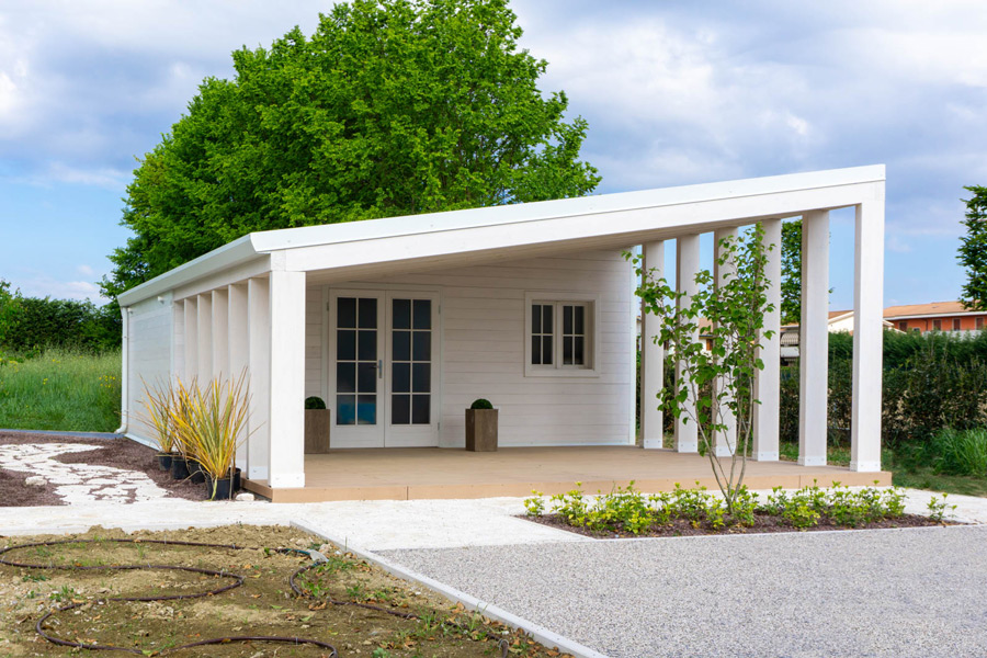 Design Delta: struttura in legno con profilo a trapezio e colonnato laterale, adatta anche come carport