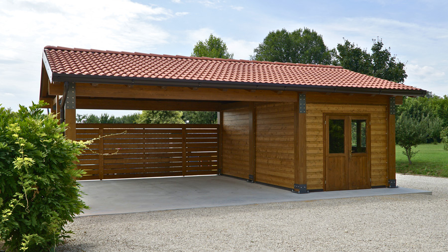 Tettoia per auto in legno a due falde con copertura in tegole e box integrato