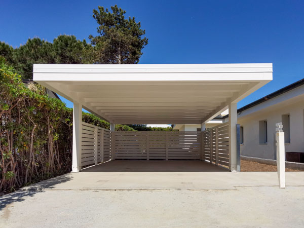 Carport moderno in legno Cube bianco con pareti dogate – CCU2604 Carport moderno in legno Cube bianco con pareti dogate – CCU2604