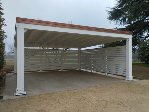 Carport moderno in legno Cube biposto con frangivista e lattoneria ramata – CCU2608 Carport moderno in legno Cube biposto con frangivista e lattoneria ramata – CCU2608