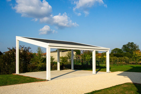 Carport moderno in legno Cube con falda inclinata per fotovoltaico – CCU2601 Carport moderno in legno Cube con falda inclinata per fotovoltaico – CCU2601
