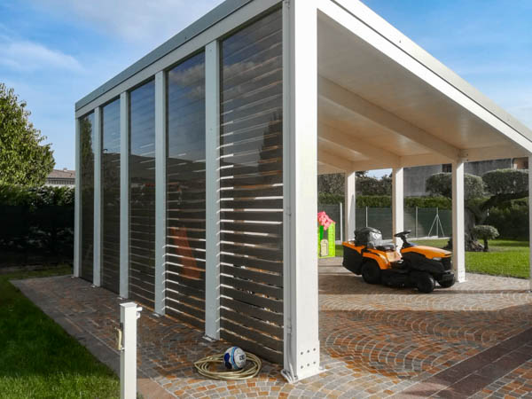 Carport Design Delta: struttura aperta prima della schermatura laterale – d02603