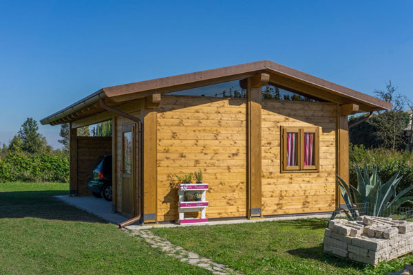 struttura carport a due falde con box chiuso e timpani vetrati