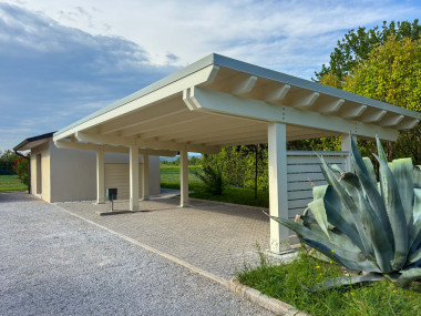 carport-legno-round-avorio-lattoneria-bianco-grigio-paretine-dogate-rb02110-1600-3.jpg