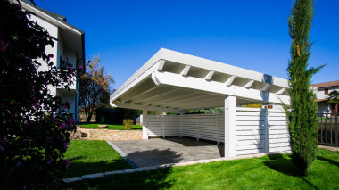 carport-round-triposto-bianco-copertura-metallica-frangivista-r03310-1600-3.jpg