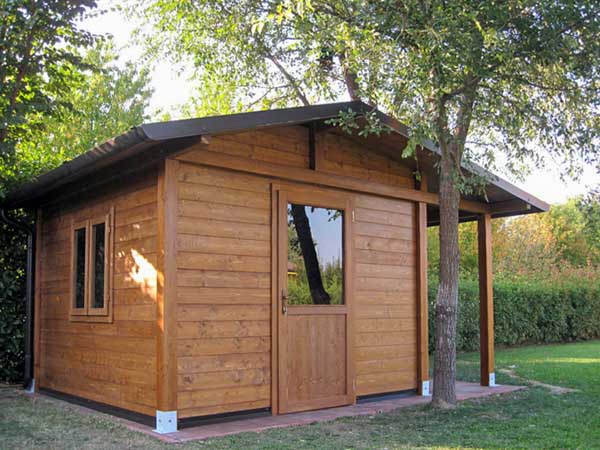 Casetta in legno con legnaia laterale affiancata, progettata per deposito e stoccaggio legna