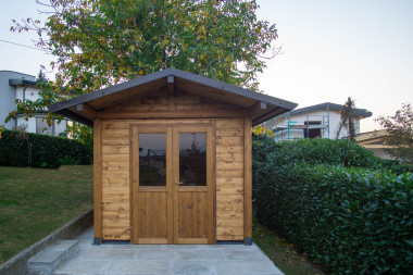 casetta-legno-due-falde-porta-doppia-finestra-noce-1200-1.jpg