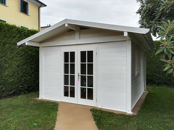 Casetta in legno a due falde con porta vetrata a inglesina