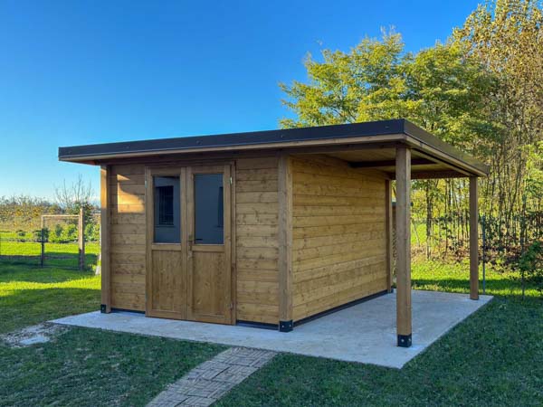 Casetta in legno monofalda con legnaia laterale su misura