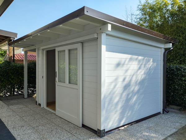 Casetta in legno monofalda con porta scorrevole e riparo laterale