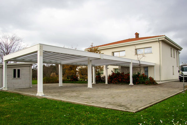 Grande carport moderno in legno Cube modulare con pergola e copertura opalina – CCU2609 Grande carport moderno in legno Cube modulare con pergola e copertura opalina – CCU2609