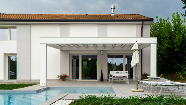 Pergola addossata bianca con policarbonato opalino vicino piscina – PC2603
