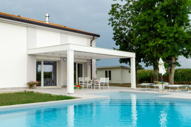 pergola-bianca-addossata-zona-conviviale-frontale-casa-pcu2603-1600-2.jpg