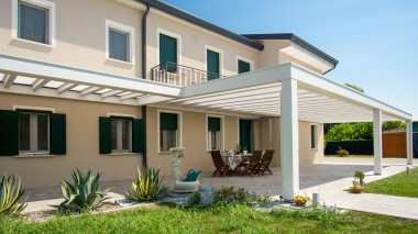 pergola-bianca-estesa-corpo-principale-policarbonato-luminosita-pcu2604-1600-2.jpg
