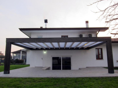 pergola-cube-addossata-contrasto-legno-scuro-policarbonato-opale-cup105-800-2.jpg