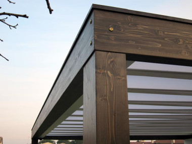 pergola-cube-addossata-grande-spazio-esterno-dettaglio-pilastro-cup105-800-5.jpg