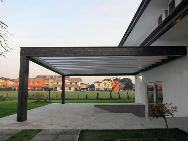 Pergola Cube addossata noce scuro con policarbonato bianco – CuP105