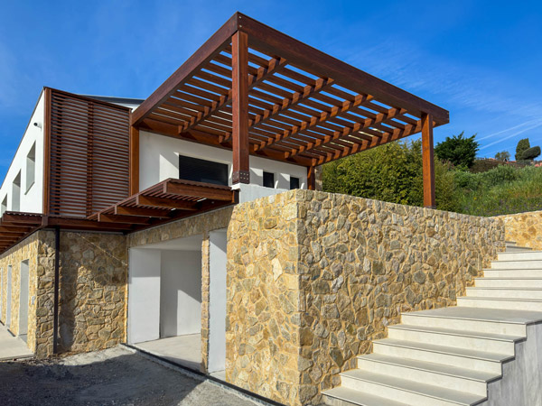 Pergola “pompeiana” stile Cube con griglia a scacchiera e vista mare – PCU2605