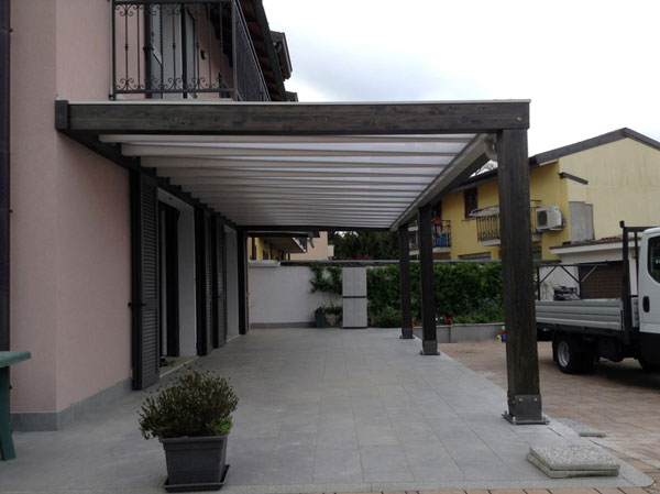 Pergola PolyCube addossata bicolore nero/bianco con tetto piano – CuP108