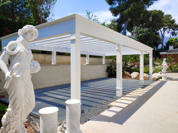 Pergola pompeiana in legno bianca con dettagli classici – PCU2610
