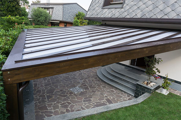 Pergolato moderno Cube con policarbonato opale e legno noce antico – CuP110