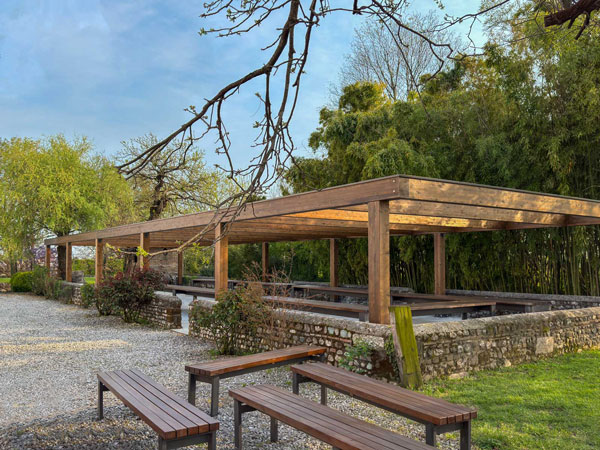 Pompeiana Cube in legno noce scuro per spazio meeting all’aperto – PCU2608