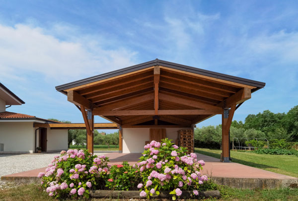 Struttura con capriate in legno multiuso con locale chiuso (C2602)