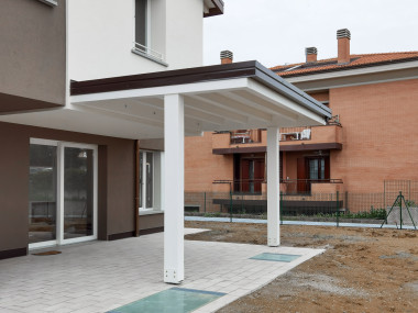tettoia-addossata-moderna-bianca-copertura-metallica-testa-di-moro-pcu2609-1600.jpg