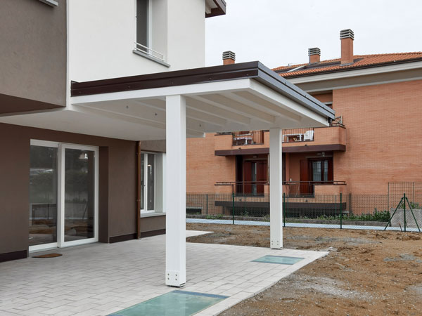 Tettoia addossata moderna per ingresso casa, finitura bianca – PCU2609