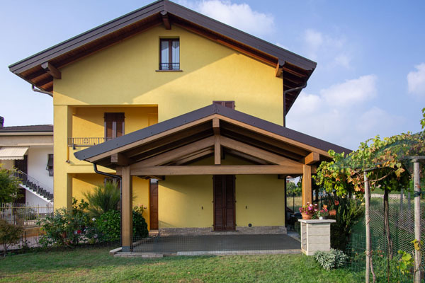 tettoia a due falde addossata con capriata frontale