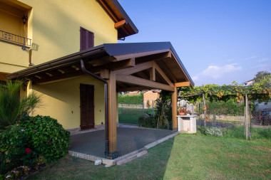 tettoia-due-falde-addossata-pergola-esterno-c2603-1600-2.jpg